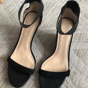 Black strapy velvet short wedge sandal
